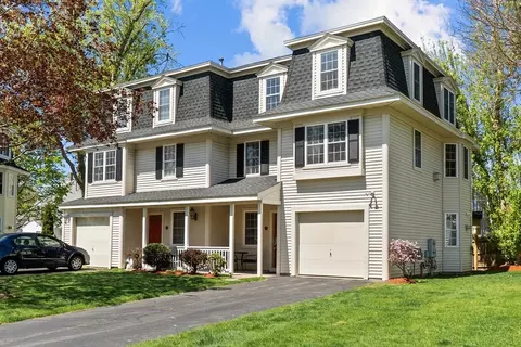 9 Victoria Gdn # B, Framingham, MA 01701