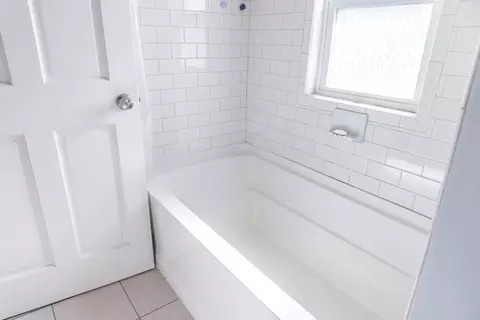 Bath - 2 Longfellow St, Beverly, MA 01915 photo 4 of 4