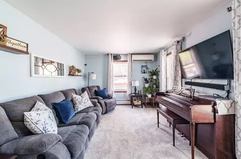 Living - 105 Hamilton St, Springfield, MA 01119 photo 2 of 3