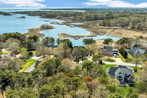 50 Bayshore Dr, Mashpee, MA 02649