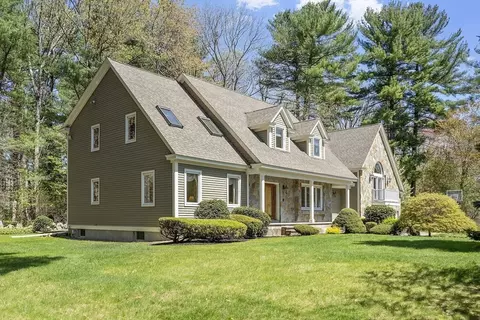 14 Carriage Ln, Reading, MA 01867 photo 2