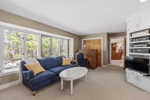 14 Carriage Ln, Reading, MA 01867 photo 8