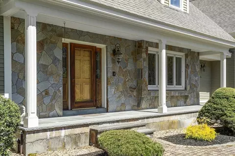 14 Carriage Ln, Reading, MA 01867 photo 4