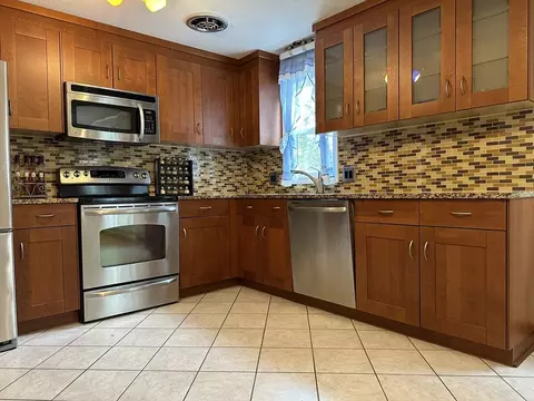 18 Crystal Brook Dr, Springfield, MA 01118 photo 11