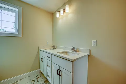 566 Freelove St, Fall River, MA 02720 photo 12