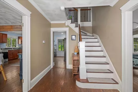 Entry Way - 32 Beechmont St, Worcester, MA 01609 photo 4 of 5
