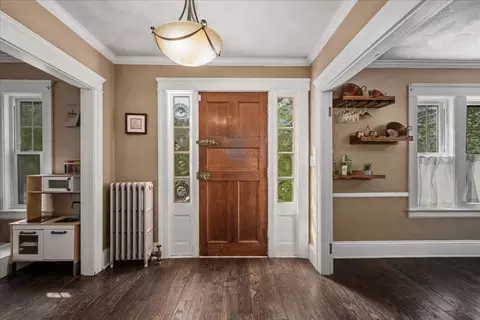 Entry Way - 32 Beechmont St, Worcester, MA 01609 photo 3 of 5