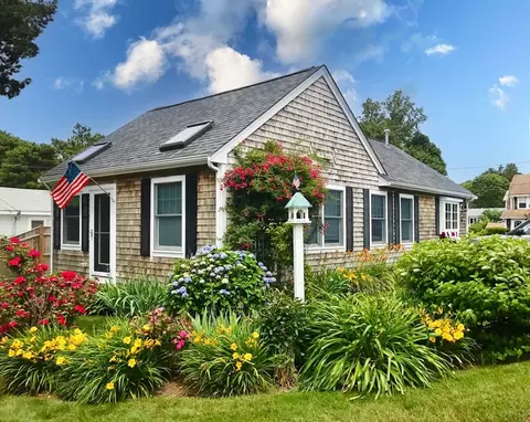 24 Park St, Pocasset, MA 02559