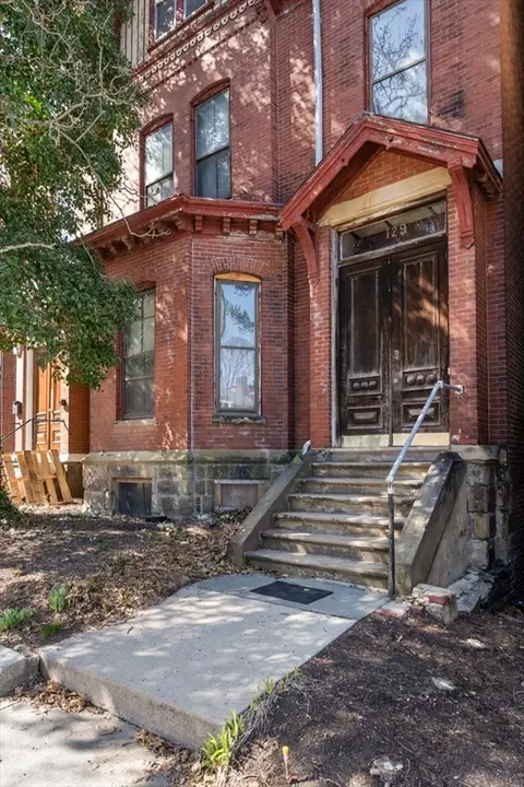 129 Walnut St, Brookline, MA 02445