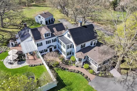 40 Pleasant St, Dover, MA 02030