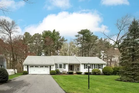 27 Heritage Dr, Rockland, MA 02370