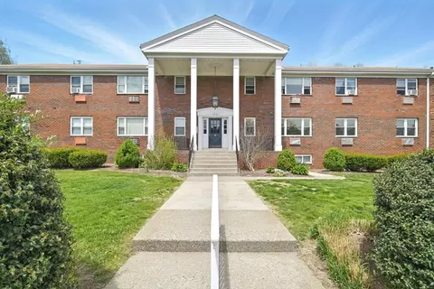 20 Regency Park Dr #20, Agawam, MA 01001