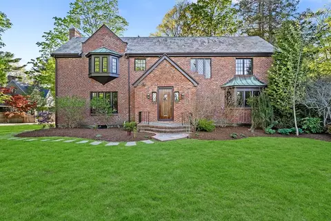 533 Hammond St, Chestnut Hill, MA 02467