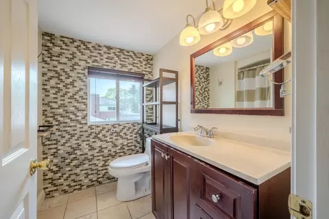 Bath - 18 Ellis Dr, Worcester, MA 01609 photo 2 of 3