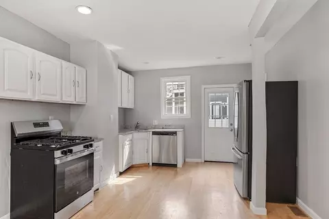 87 Baxter St, Boston, MA 02127