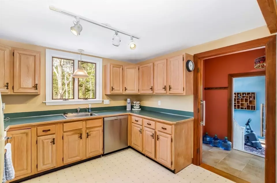 Kitchen - 70 Ambleside Dr, Falmouth, MA 02540 photo 3 of 5