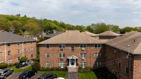 4 Colonial Village Dr #1, Arlington, MA 02474
