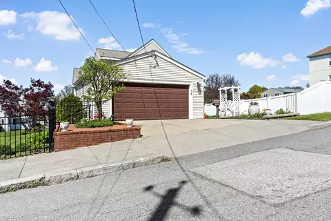 34 Howland St, Fall River, MA 02724 photo 4