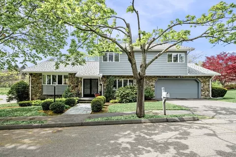 2 Victoria Ln, Marblehead, MA 01945