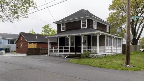 51 Oniska St, Warwick, RI 02889