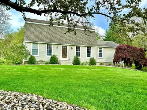 124 Robin Ridge Dr, Agawam, MA 01030