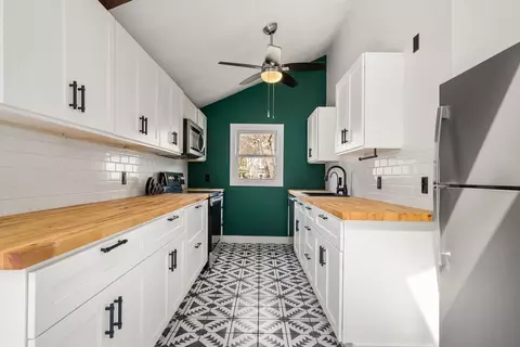 16 Florence St, Plymouth, MA 02360