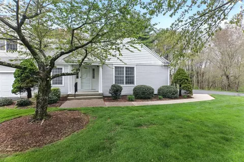 102 Pinehurst Dr #102, East Longmeadow, MA 01028