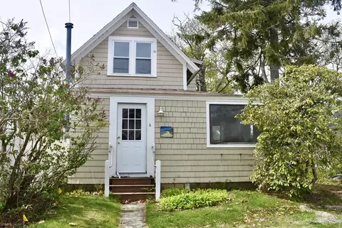 4 1st St, Wareham, MA 02571
