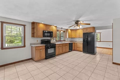 30 Searle St, Georgetown, MA 01833 photo 5
