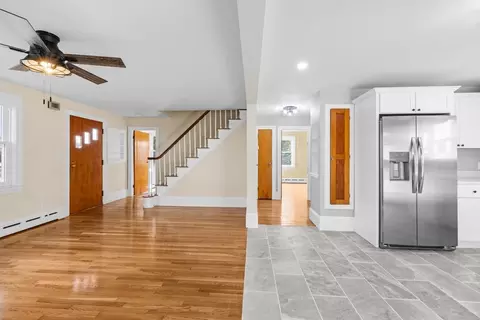 Entry Way - 79 Middle Rd, Acushnet, MA 02743 photo 2 of 4