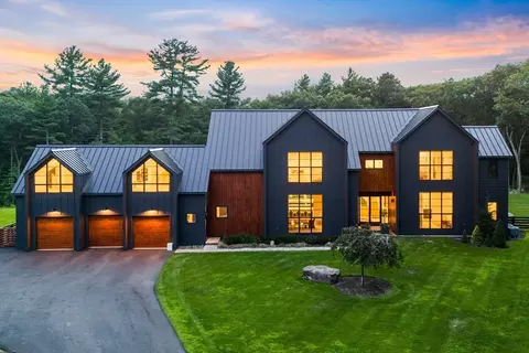 105 Centre St, Dover, MA 02030