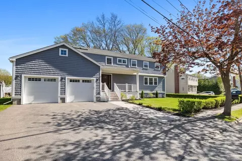 8 Whispering Hill Rd, Woburn, MA 01801