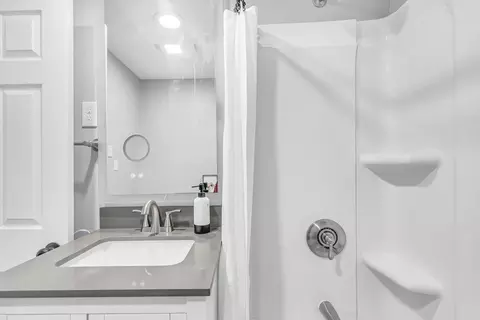 Bath - 24 Lorimer St, Springfield, MA 01151 photo 4 of 5