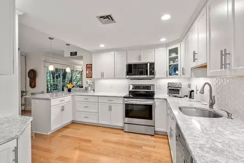 85 Grove St #207, Wellesley, MA 02482