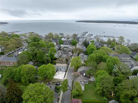 13 Cannon St, Mattapoisett, MA 02739