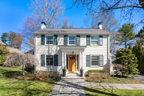 9 Lafayette Cir, Wellesley, MA 02482