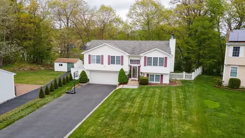 13 Oak Leaf Cir, Worcester, MA 01603 photo 2