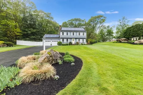 4 Wildwood Dr, Medway, MA 02053