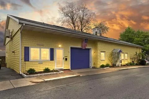 71 Leach St #3, Salem, MA 01970