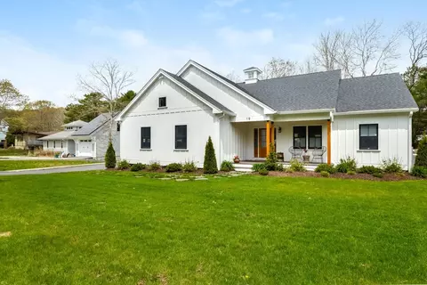 19 Coombs Ln, Mashpee, MA 02649