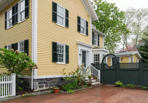 33 Ash St #33, Cambridge, MA 02138