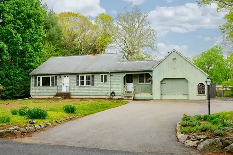 101 Brook Bend Rd, Hanover, MA 02339