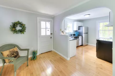 Entry Way - 197 Eastern Ave, Worcester, MA 01605 photo 3 of 4
