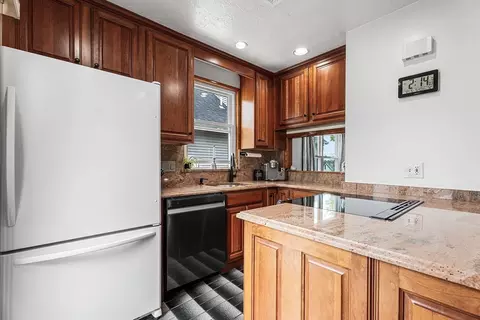 51 Cherry St, Fairhaven, MA 02719 photo 2