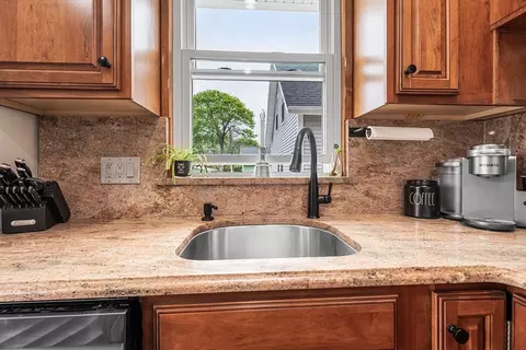 51 Cherry St, Fairhaven, MA 02719 photo 5