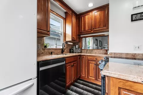 51 Cherry St, Fairhaven, MA 02719 photo 3