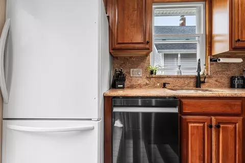 51 Cherry St, Fairhaven, MA 02719 photo 4