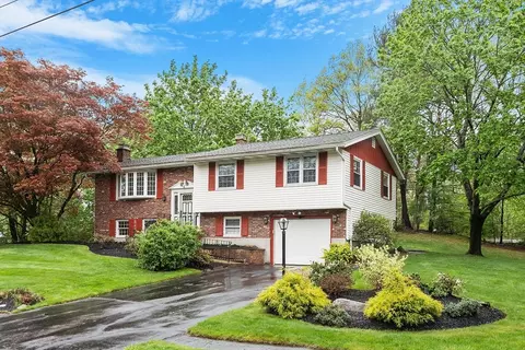 4 Montcastle Dr, Chelmsford, MA 01824