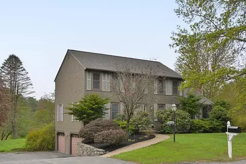 32 Bridges Ln, North Andover, MA 01845