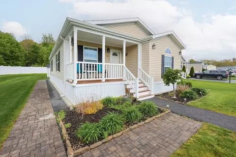 12 Linsay Dr, Raynham, MA 02767